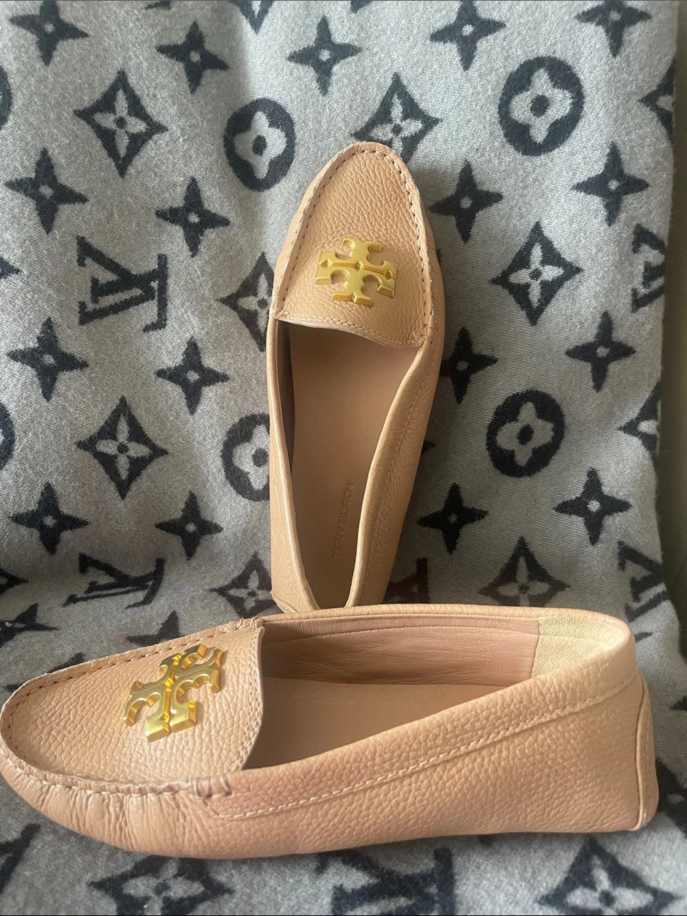 NWOT Tory Burch neutral Leather Logo Driving Loafers with Gold Emblem